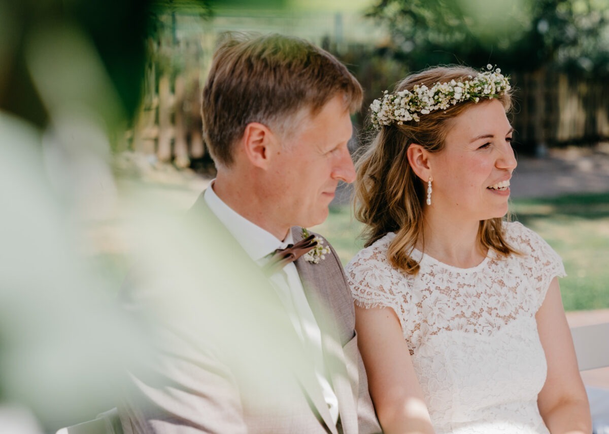 Hochzeitsfotografin Worpswede 1 Brautpaar während freuer Trauung im Sommer Dreimädelshaus Kirchseelte