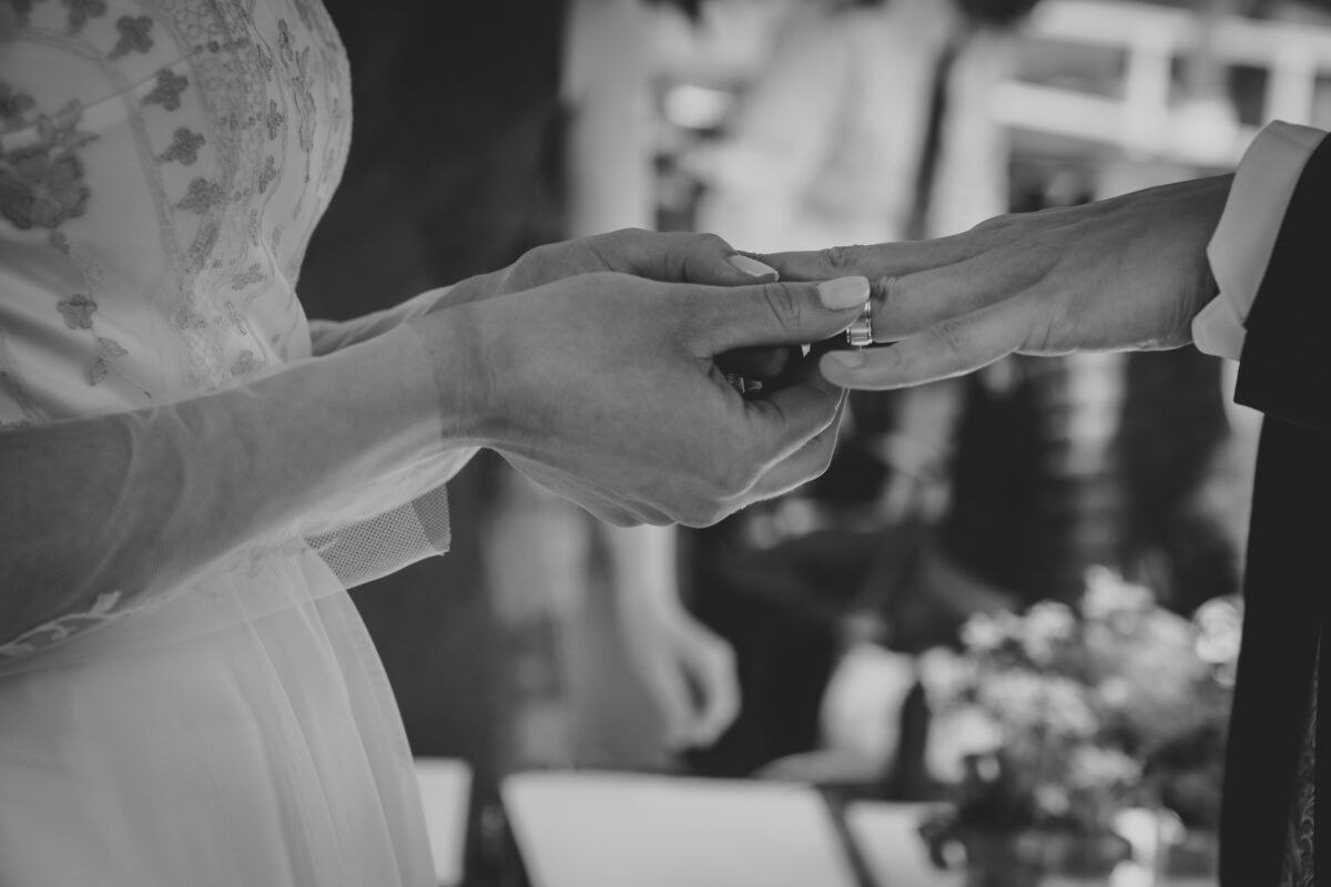 Eheschliessung, Ringtausch während Hochzeit auf der Alster in Hamburg