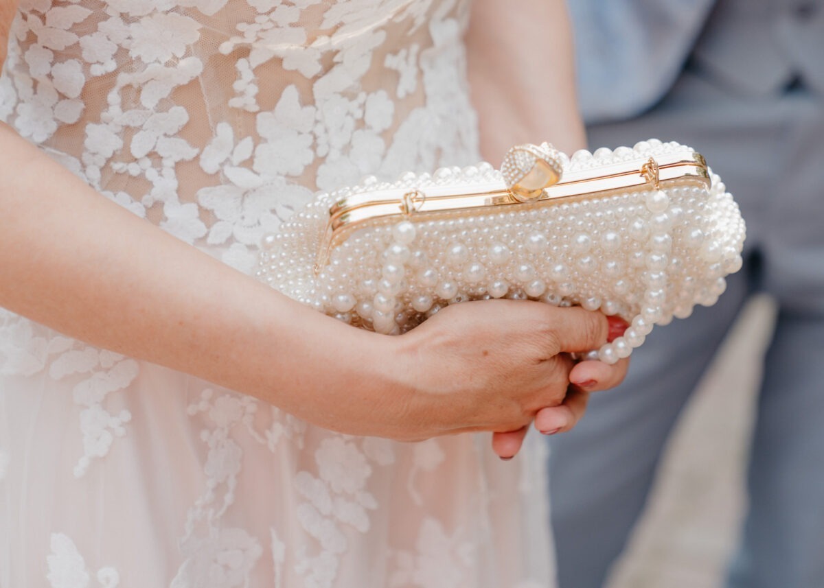 Detailaufnahme Braut mit Tasche aus Perlen