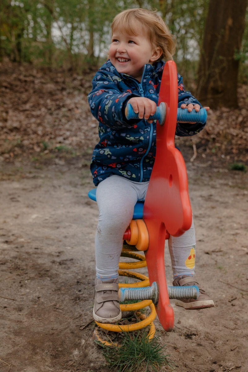 Momentaufnahme von Mädchen spielend und lachend auf Spielplatz
