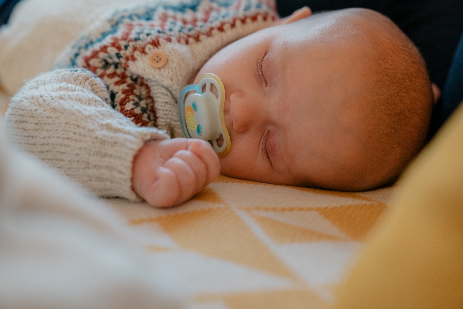 Babyfoto mit schlafendem Baby mit Schnuller