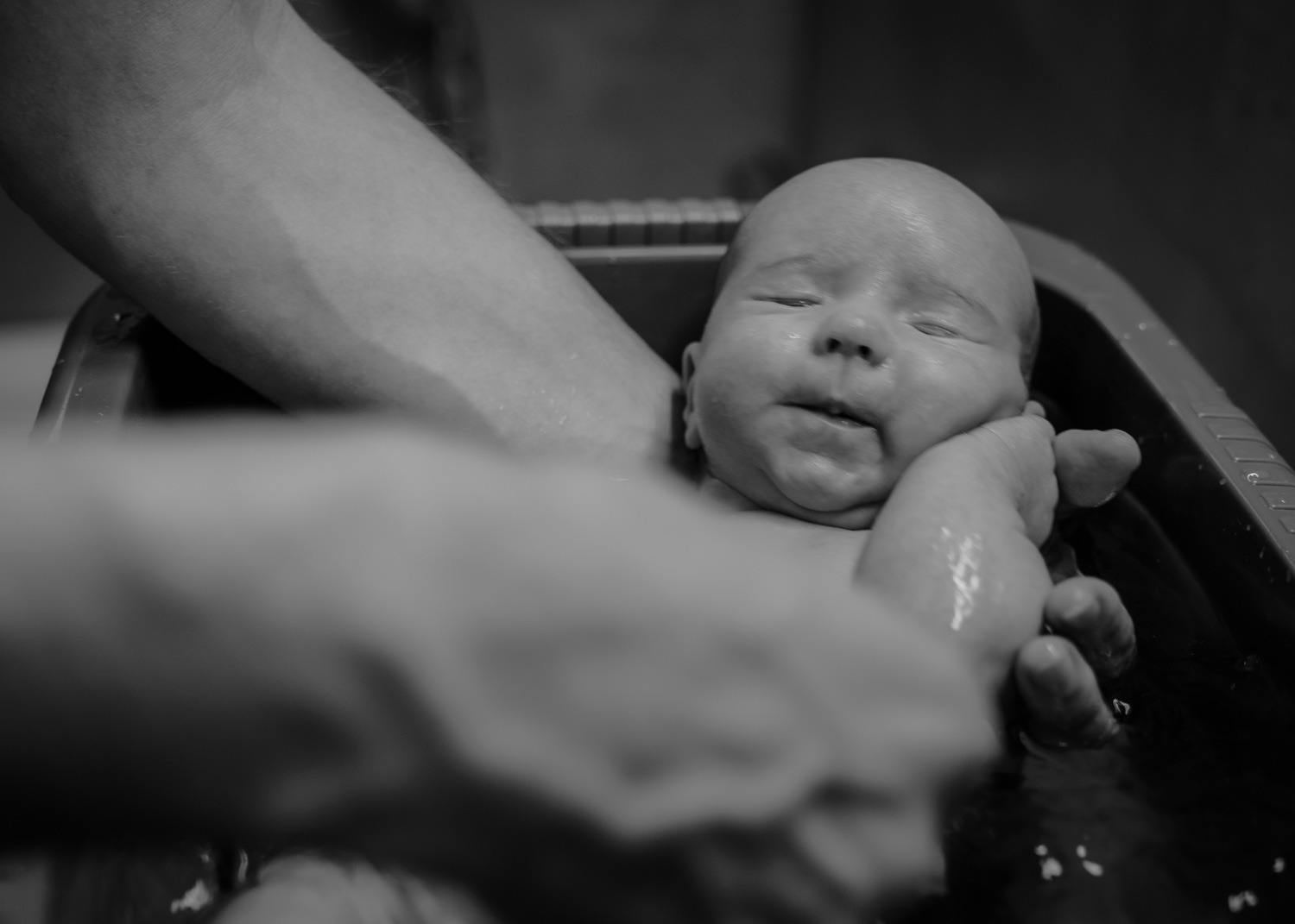 Schwarz-Weiss Momentaufnahme während Baby badet