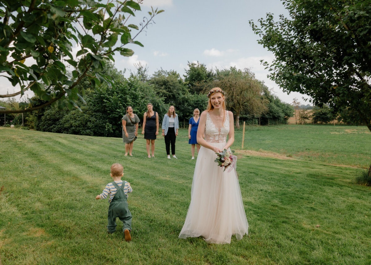Gartenhochzeit in Syke Niedersachsen, Brautsrauss werfen, Braut im Vordergrund