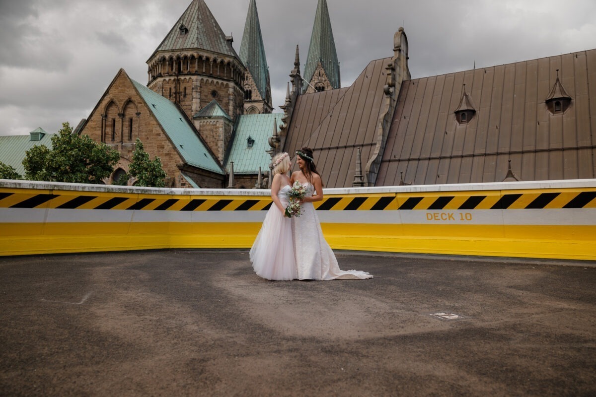 Schwarz-Weiss, Brautpaarfotos auf Parkdeck in Bremen mit Bremer Dom im Hintergrund, zwei Bräute, gleichgeschlechtliche Hochzeit