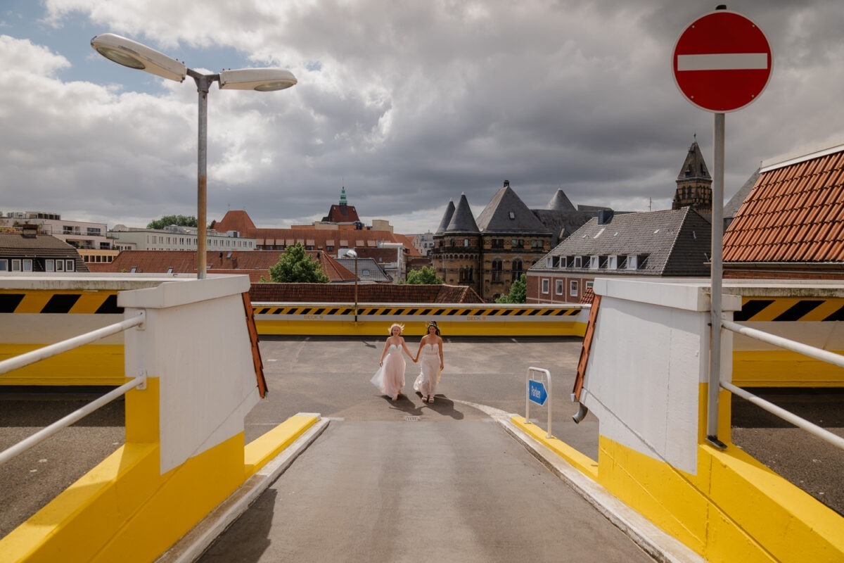 Brautpaarfotos auf Parkdeck in Bremen, zwei Bräute, gleichgeschlechtliche Hochzeit