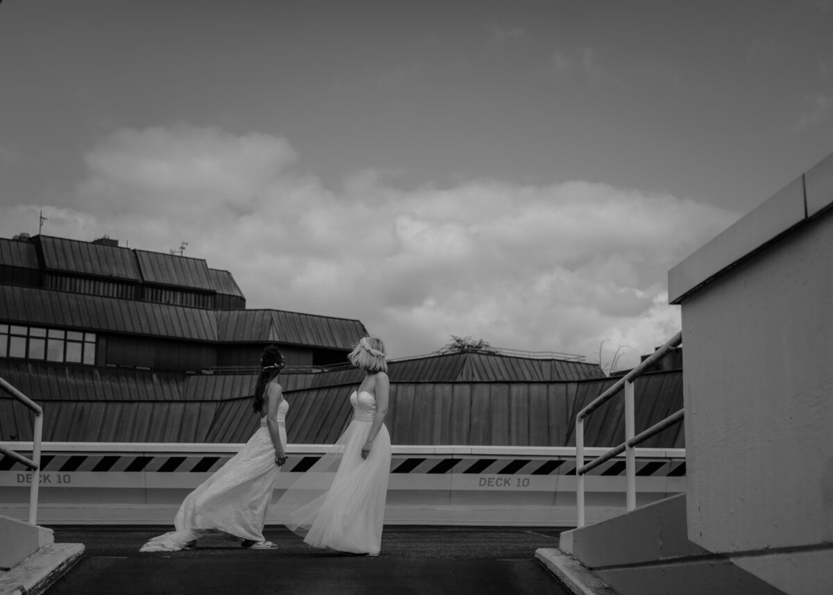 Hochzeitsbilder Bremen, Schwarz-Weiss, Brautpaarfotos auf Parkdeck in Bremen, zwei Bräute, gleichgeschlechtliche Hochzeit