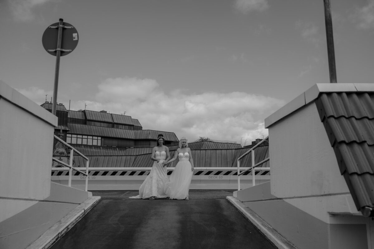 Schwarz-Weiss, Brautpaarfotos auf Parkdeck in Bremen, zwei Bräute, gleichgeschlechtliche Hochzeit
