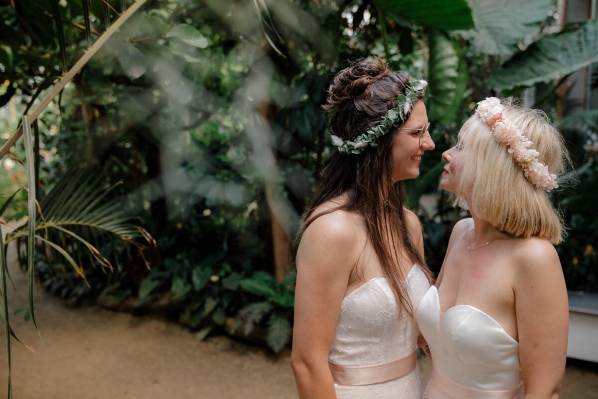 Brautpaarfotos Botanika, Rhododendronpark Bremen, zwei Bräute, gleichgeschlechtliche Hochzeit