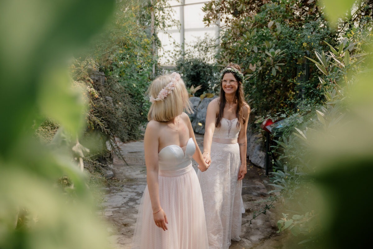 Brautpaarfotos Botanika, Rhododendronpark Bremen, zwei Bräute, gleichgeschlechtliche Hochzeit