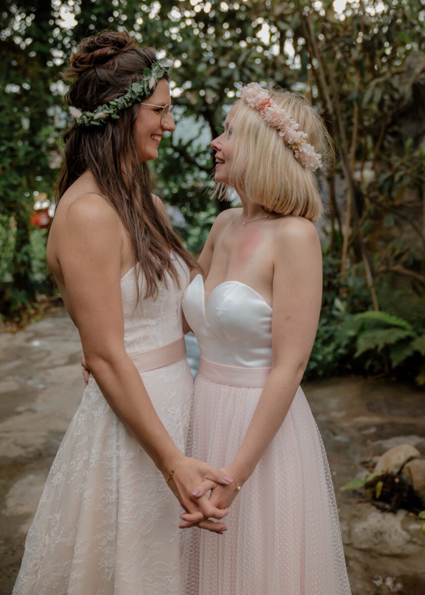 Brautpaarfotos Botanika, Rhododendronpark Bremen, zwei Bräute, gleichgeschlechtliche Hochzeit