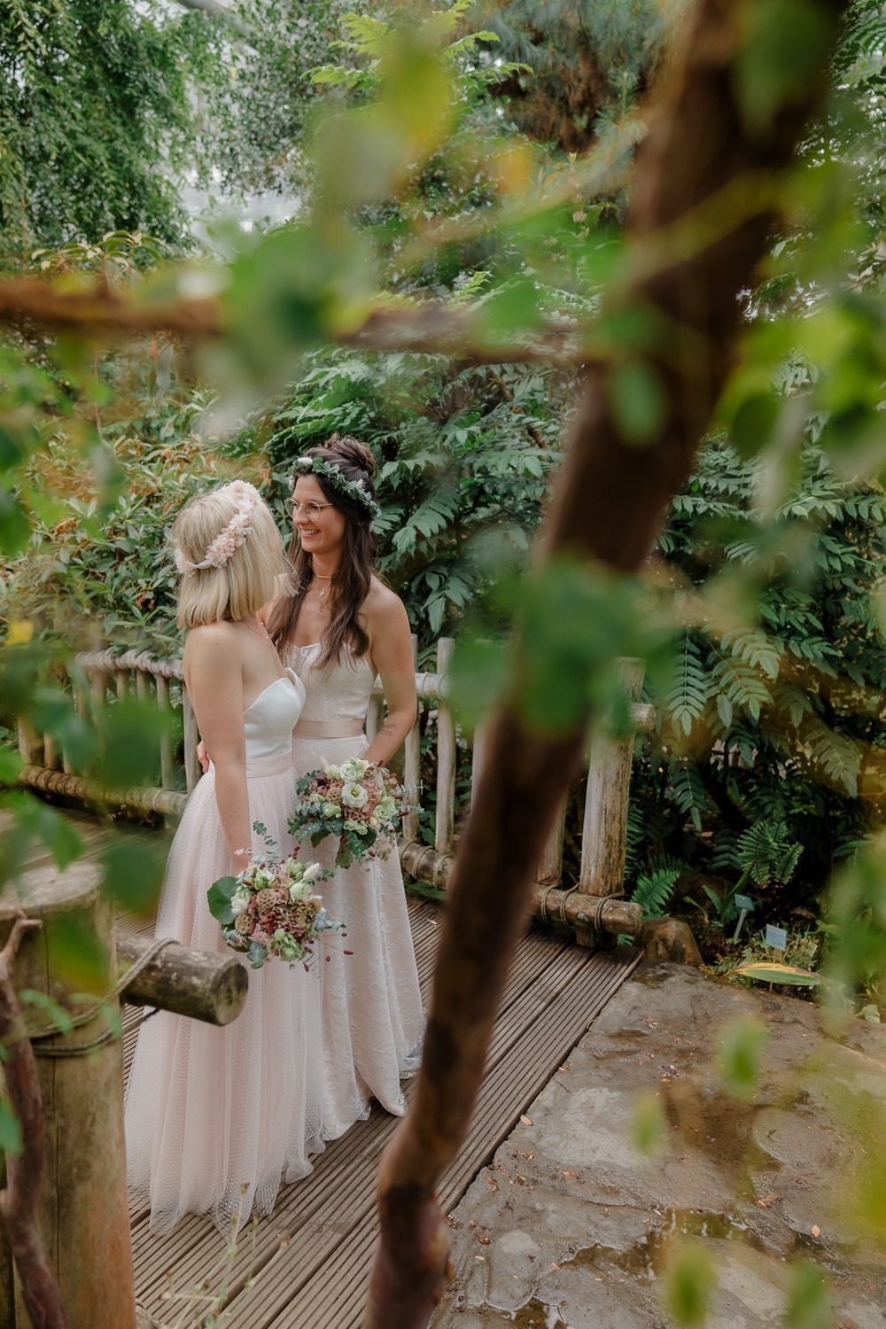 Brautpaarfotos Botanika, Rhododendronpark Bremen, zwei Bräute, gleichgeschlechtliche Hochzeit