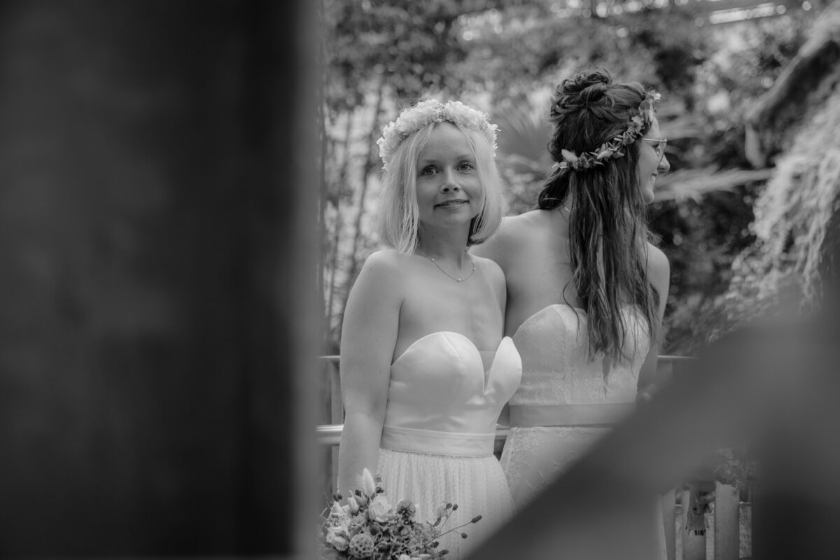 Schwarz-Weiss, Brautpaarfotos Botanika, Rhododendronpark Bremen, zwei Bräute, gleichgeschlechtliche Hochzeit