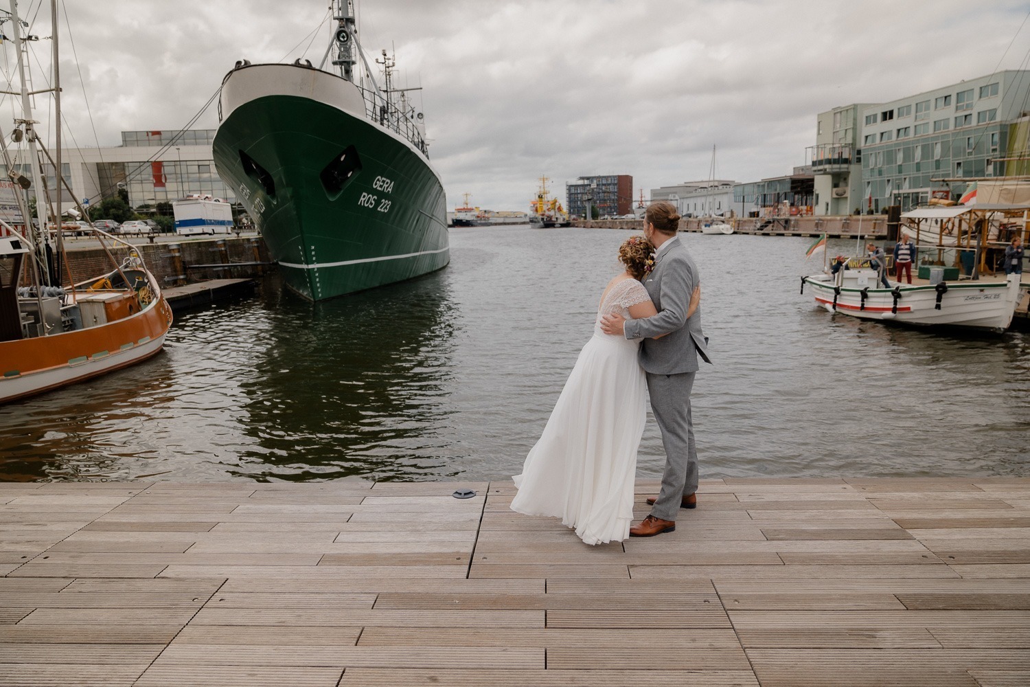 Brautpaar Arm in Arm auf Schiff schauend im Fischereihafen Bremerhaven