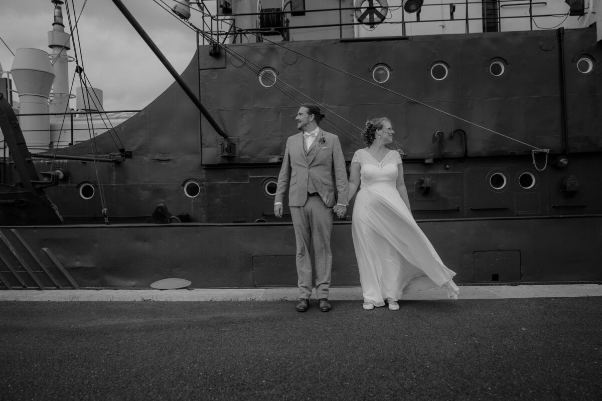 Schwarz-Weiss Brautpaarfotos vor großem Schiff im Fischereihafen Bremerhaven