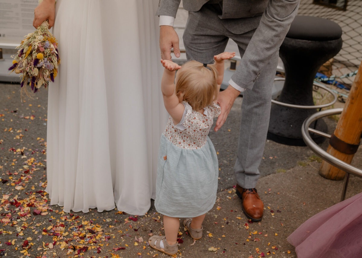 Blumenkind mit Brautpaar nach Trauung Fischereihafen Bremerhaven