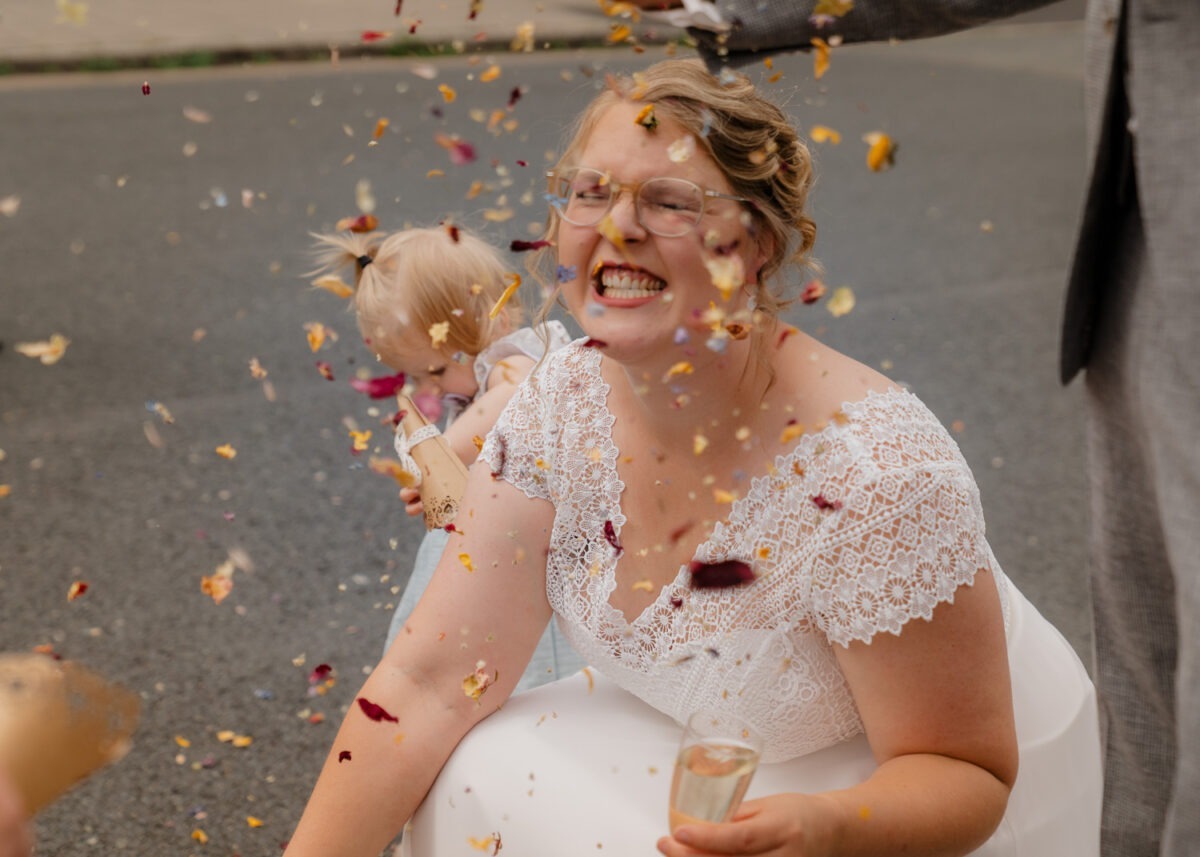 Braut wird mit Blumen bestreut nach Hochzeit im Fischereihafen Bremerhaven