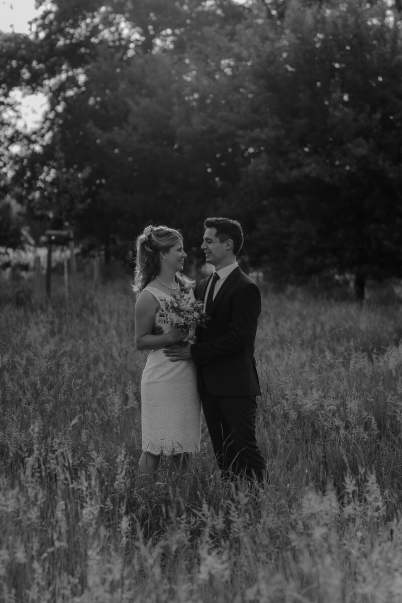 Hochzeitsfotos in Schwarz-Weiß, Brautpaar auf Wiese im Sonnenuntergang, Lür-Kropp Hof Oberneuland