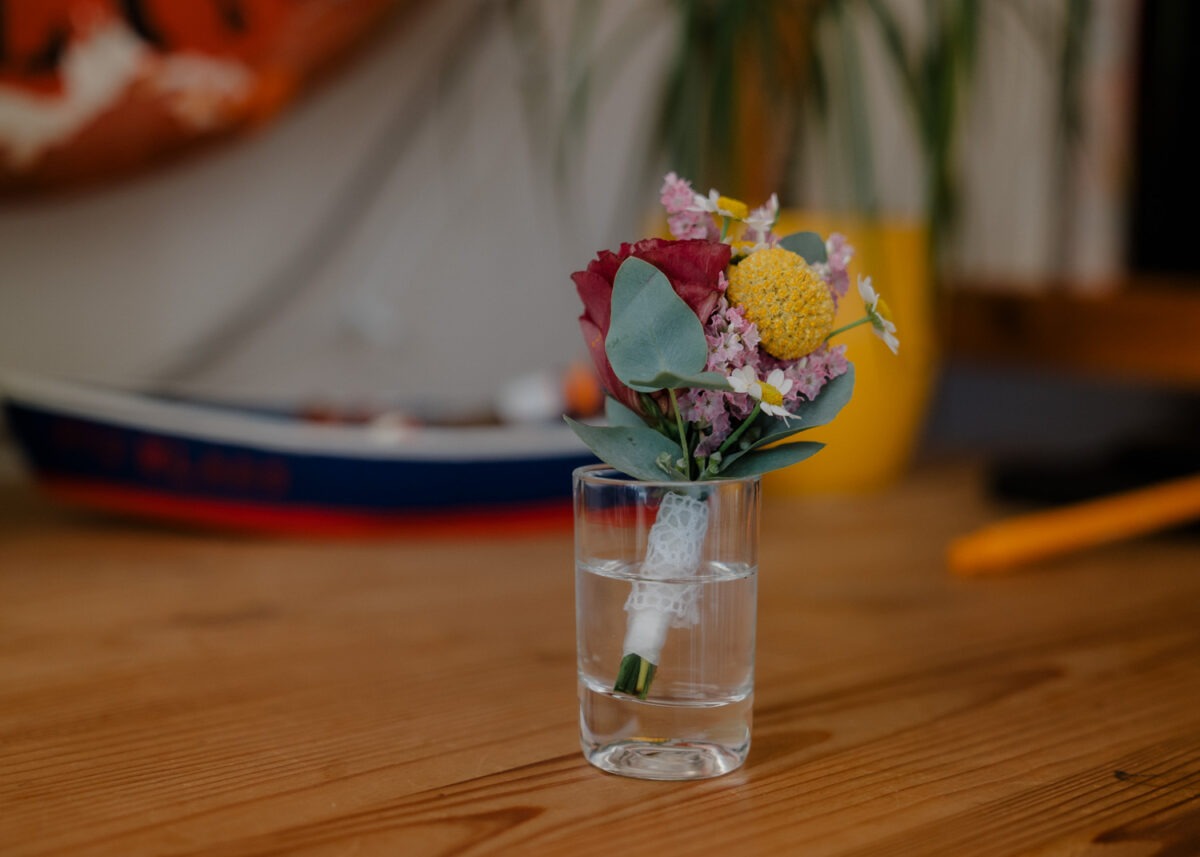 Detailaufnahme Brautstrauss im Wasserglas