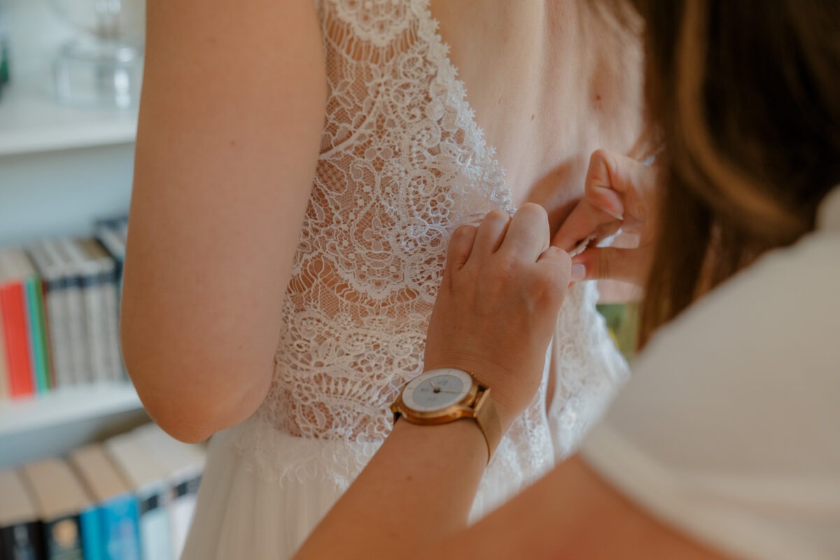 Getting Ready, Brautkleid anziehend