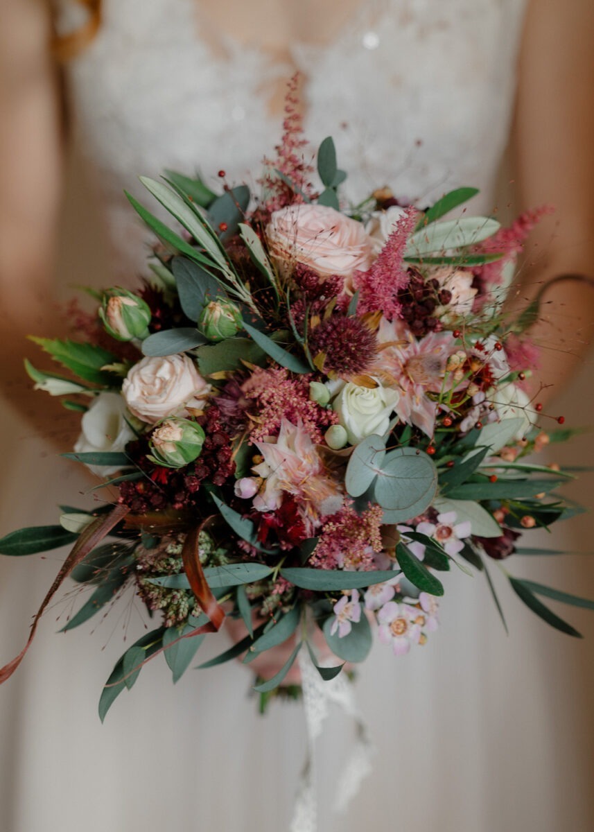 Detailaufnahme Brautstrauss vor beiger Wand