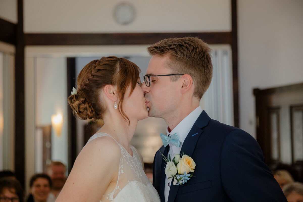 Eheschliessung, Braut und Bräutigam küssend, Hochtiedshuus, Lür-Kropp Hof Bremen Oberneuland