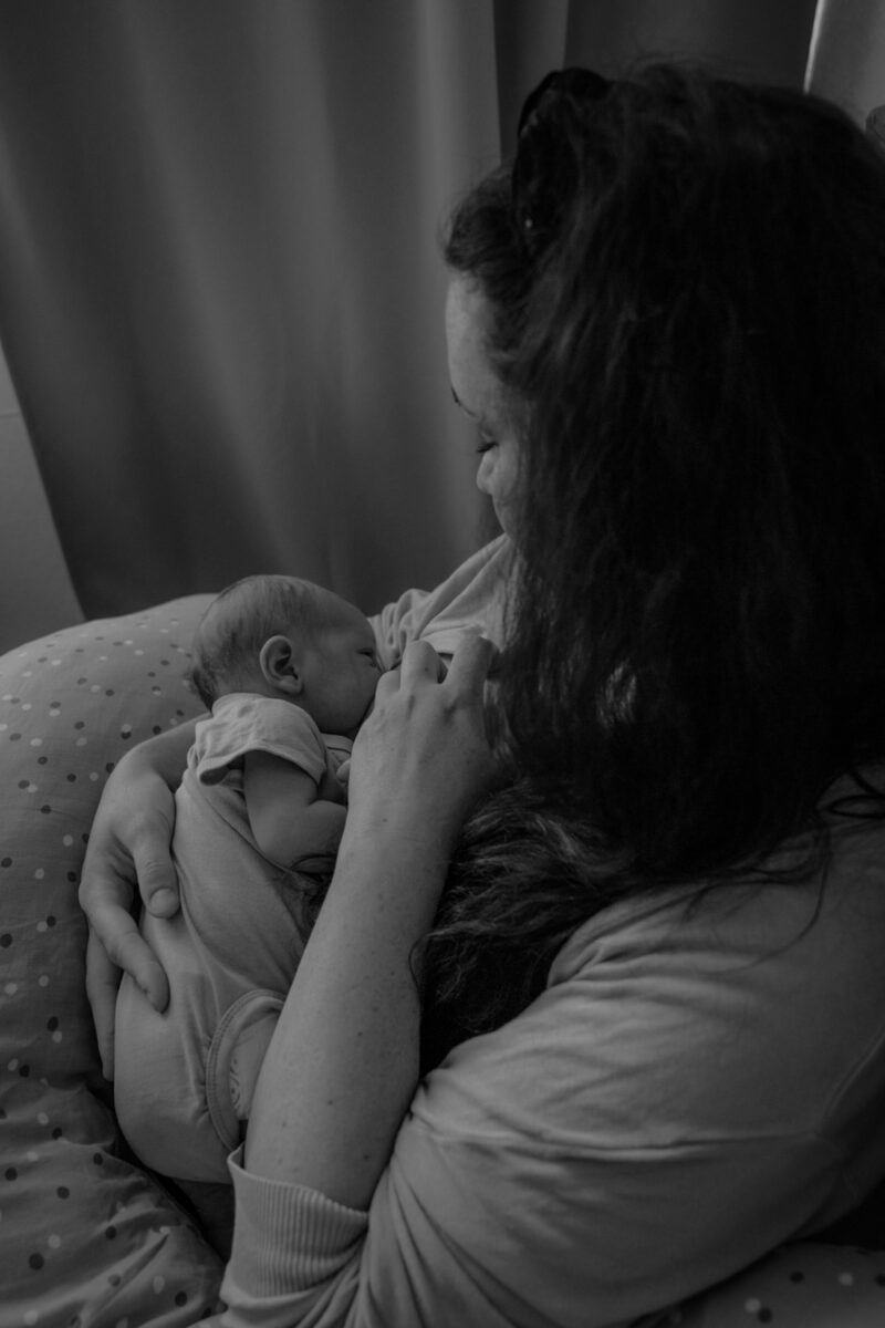 Wochenbettreportage, Stillfoto Mutter und Kind, schwarz-weiss Aufnahme