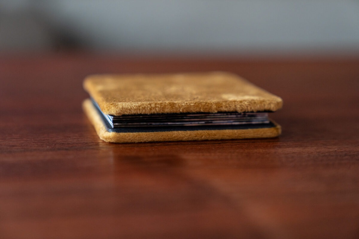 kleines Minifotoalbum, gelber Samteinband, auf Tisch liegend