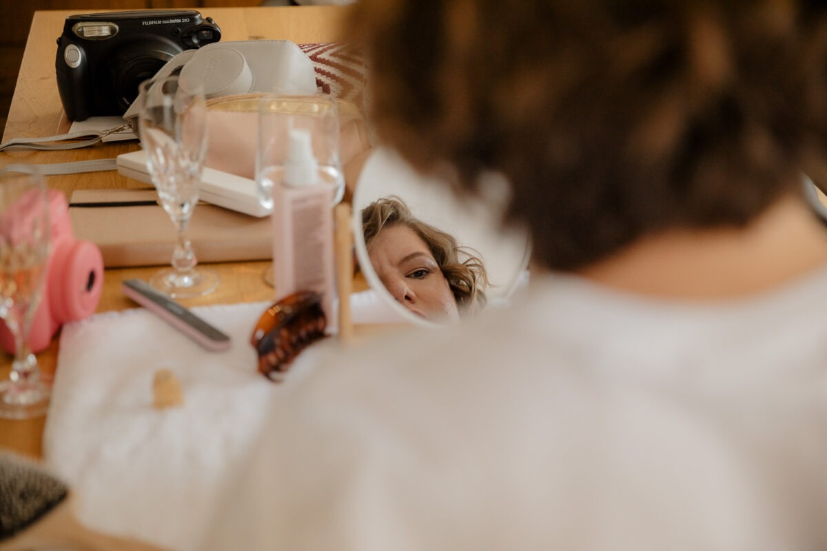 Getting Ready der Braut, Braut schaut in Spiegel