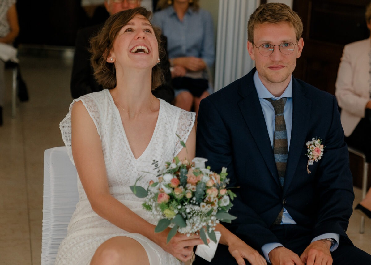 Braut lachend während Trauung Lür-Kropp Hof in Bremen Oberneuland