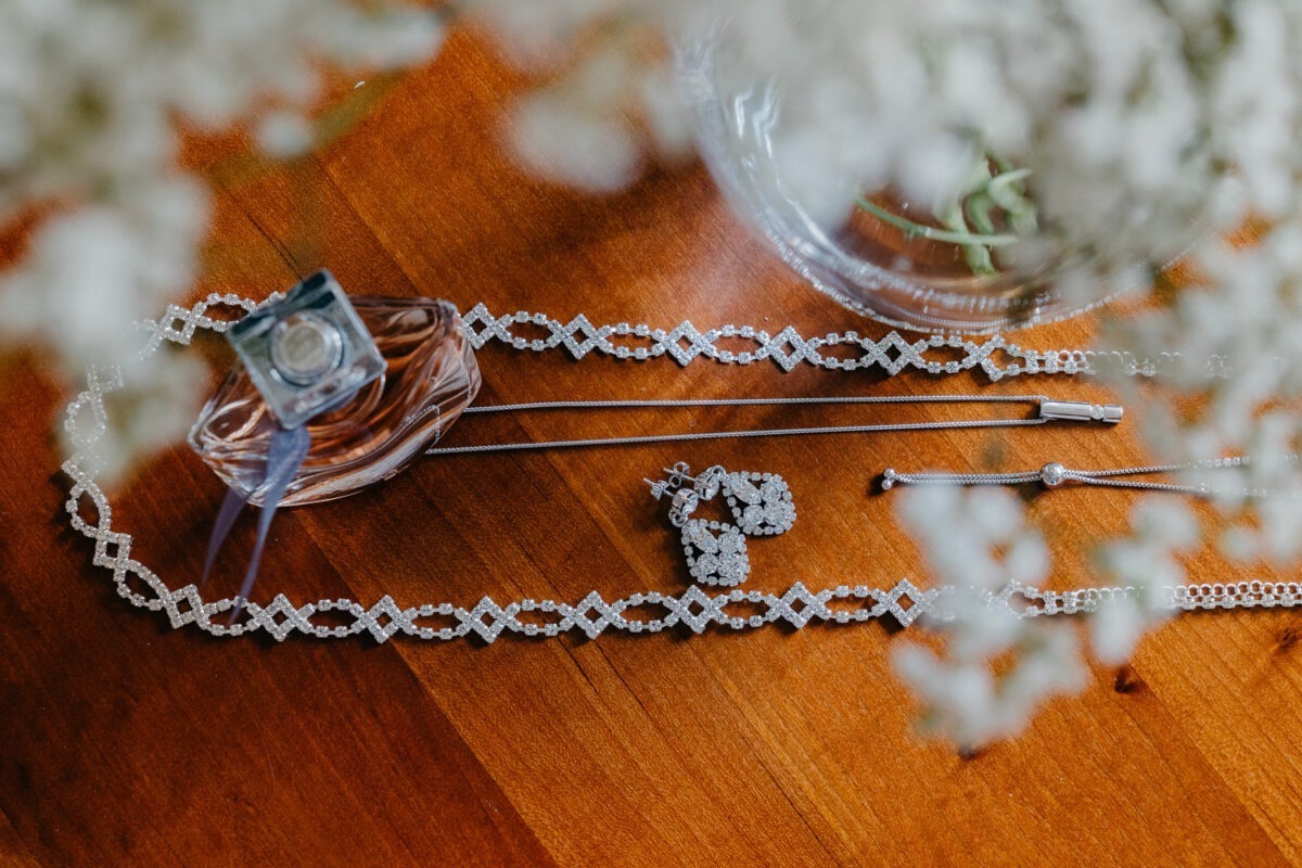 Detailaufnahme von Schmuck und Ringen