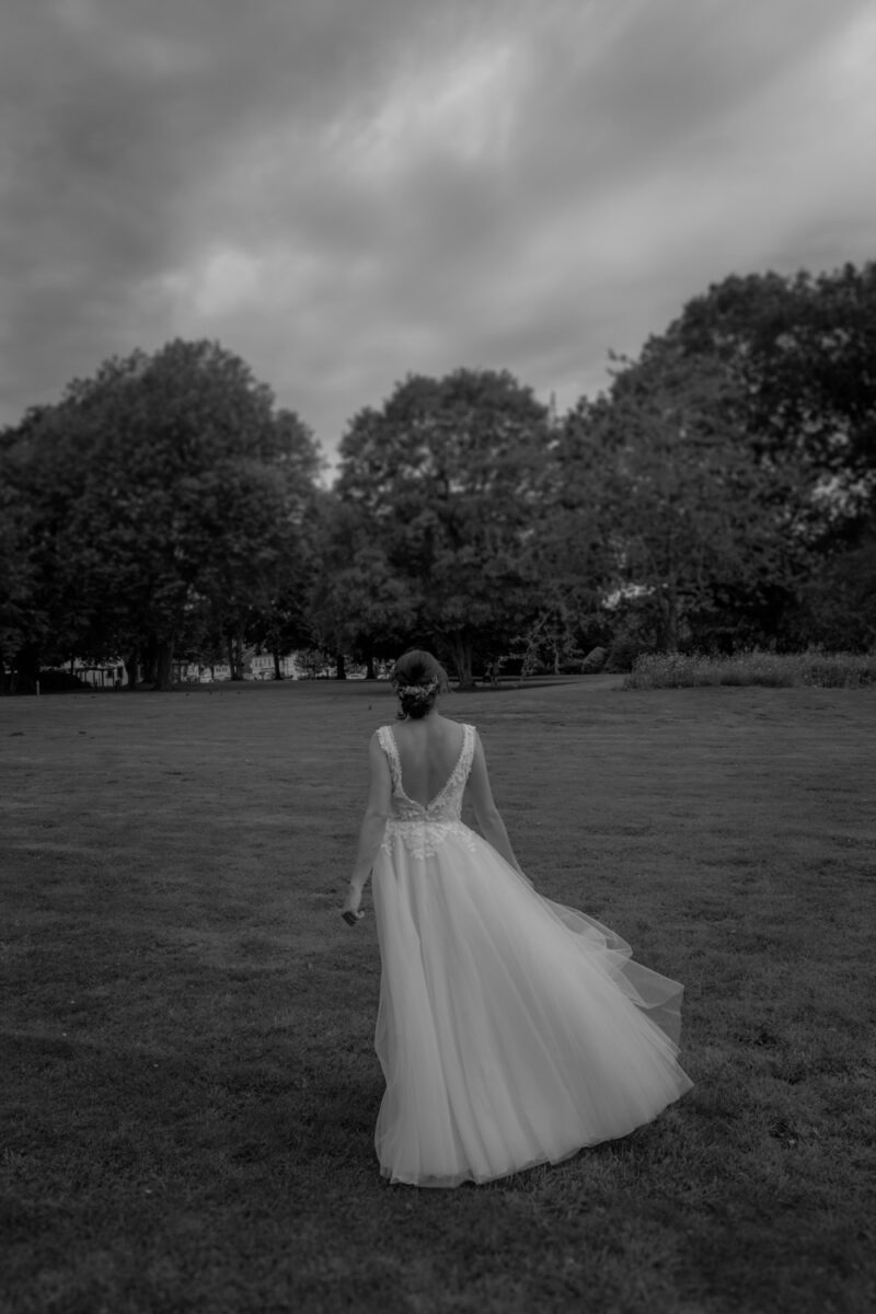 Schwarz-Weiss, Braut laufend während Brautpaarshooting im Kurpark, Bad Zwischenahn, Niedersachsen